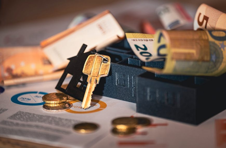 Keys, passport, and international currency symbolizing overseas property financing for US buyers